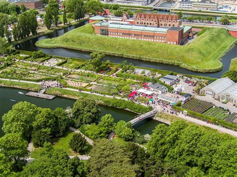 From there, you can easily continue to the modern western harbour for a perfect. Slottsträdgården Malmö