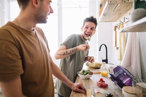 hombres desayunando en mesa de comedor en cocina foto gratis