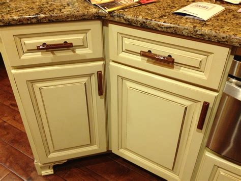 Manzoni (ashley norton) offers designer cabinet hardware, cabinet handles, cabinet knobs, cabinet pulls, cabinet drop pulls Fused Glass Cabinet Pulls | Designer Glass Mosaics