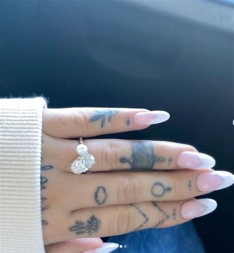 Ariana grande and dalton gomez recently tied the knot in an intimate ceremony. Cantora Ariana Grande está noiva de Dalton Gomez
