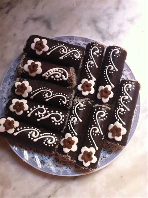 Everyone loves brownies, but some like these chocolaty squares rich and dense, while others prefer a taller treat. decorating brownies