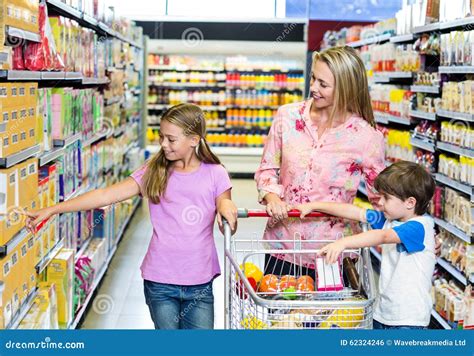 Dois Pais E Dois Filhos Voltam Do Supermercado