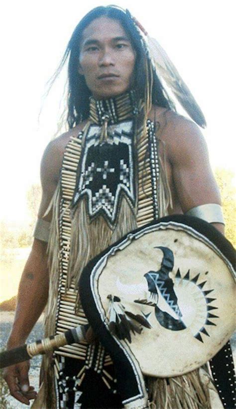Pin By Osi Lussahatta On Ndn Native American Men Native American