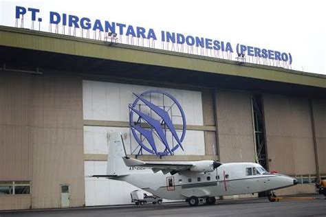 Sang juru parkir dengan handal menari dengan berbagai gerakan. PT Dirgantara Indonesia dan Kebangkitan Industri Pesawat Terbang Nusantara - Editornews