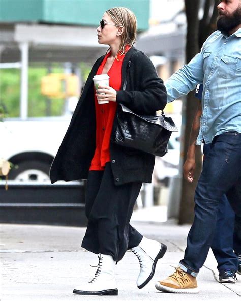 The Olsen Way To Wear White Combat Boots 💥 Ashley Olsen Style Olsen