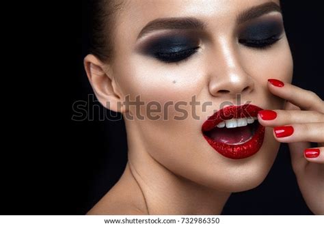 5 349 Smokey Eyes Red Lips 图片、库存照片和矢量图 Shutterstock