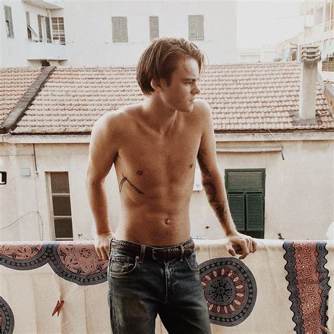 Leonardo dicaprio jung leonardo dicaprio in titanic leonardo dicaprio shirtless leonardo dicaprio photos leonardo dicapro singer songwriter rock poster johny depp actrices hollywood. ATTENTION : ON A TROUVÉ LE SOSIE DE LEONARDO DICAPRIO ...
