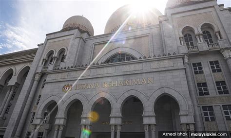 Malaysia mahkamah syariah ialah institusi kehakiman yang membicarakan serta menjatuhkan hukuman ke atas orang islam bagi kesalahan sivil dan jenayah agama mengikut bidang kuasa yang diperuntukkan untuknya. Mahkamah tangguh keputusan rayuan wanita mahu diisytihar ...