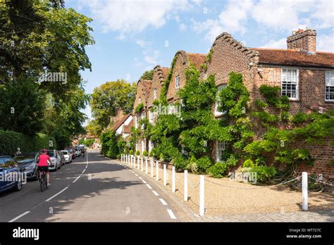 British Village Road Hi Res Stock Photography And Images Alamy