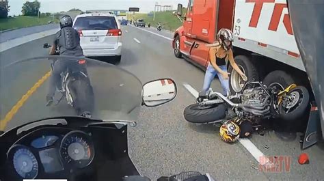 [b ] これぞ奇跡 すり抜けに失敗した女性ライダーがトラックの車輪に巻き込まれるも怪我無し生還！