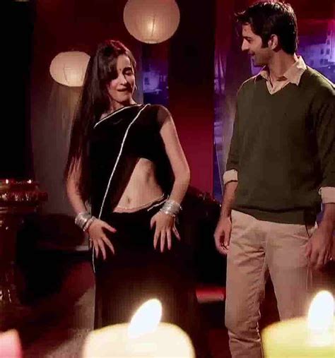 sanaya irani hot navel show in saree in dance scene