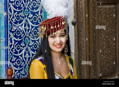 Traditionally Dressed Uzbek Woman Performer At The Toshhovli Palace In