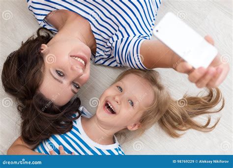Madre E Hija Que Hacen Un Selfie Imagen De Archivo Imagen De Lazo