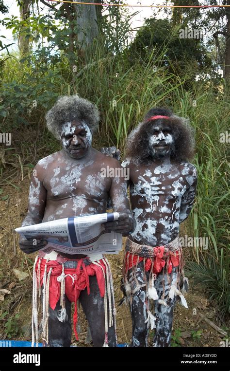 vestido aborigen australia fotografías e imágenes de alta resolución alamy