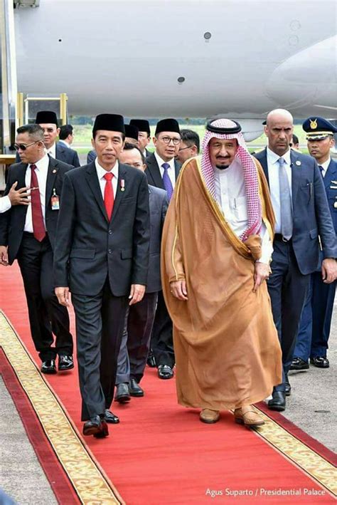 Raja akan datang bawa duit us$25 miliar, pinjaman tanpa bunga, untuk bebaskan indonesia dari jerat utang cina dan komunisme. Fakta-fakta menarik dan foto-foto kedatangan Raja Salman ...