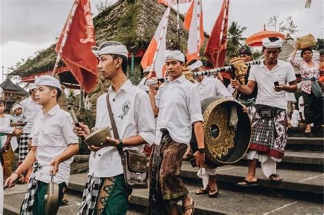 Pakaian Adat Bali Dari Kebaya Hingga Sabuk Prada Varia Katadata Co Id