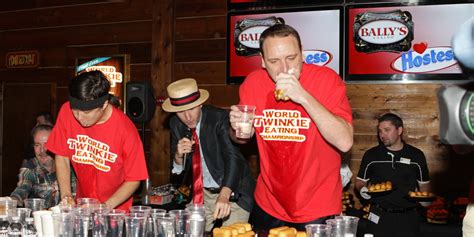 Joey Chestnut Wins Twinkie Eating Contest By Devouring 121 Cakes In 6 Minutes Video Huffpost