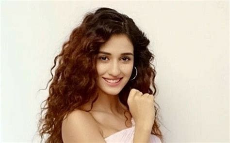 disha patani stuns in white swimwear in this throwback photo from her beach vacay bollywood ð