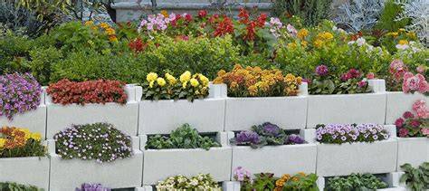 Una idea especialmente adecuada para jardines de exterior por su solidez y durabilidad a la intemperie. decoraciones-del-jardin-con-bloques-de-cemento-13 | Bloques de cemento