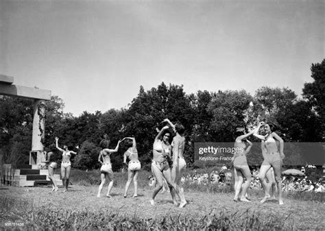 Jeunes filles à moitié dévêtues dansent pendant la fête du naturisme News Photo Getty Images