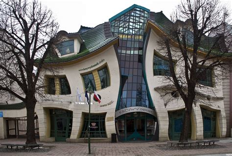 Speaks For Itself Unusual Buildings Architecture Crooked House