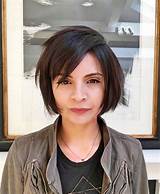 This look is 50% classic, 50% edgy. Edgy Bob mit Bangs Jaw Length Choppy Layered Bob | Short ...