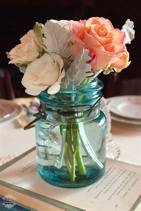 :d hit that like button, i know you wanna! Vintage Wedding Tablescapes using blue mason jar & roses ...