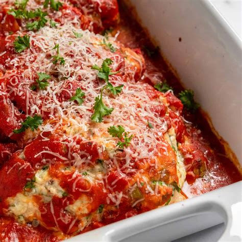 This cannelloni is a quick recipe that comes together with some fresh spinach, chicken, and ricotta cheese, all topped with an easy creamy sauce. Simple Baked Spinach Ricotta Chicken | Lemons + Zest
