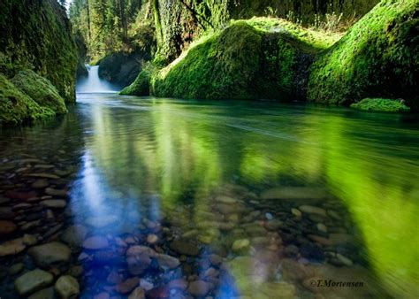 Oregon Emerald Green Columbia River Gorge Punch Bowl