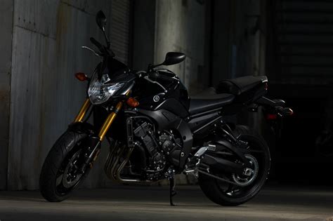 Four stroke, transverse triple cylinder, dohc, 4 valve per cylinder. Yamaha FZ8