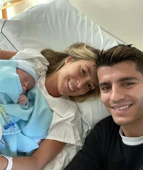 Ha sido el futbolista de la juventus el encargado de anunciar la feliz noticia con varias imágenes del pequeño y el siguiente mensaje: Alvaro Morata e Alice Campello di nuovo genitori: è nato ...