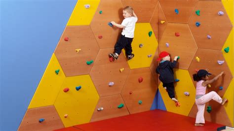 Bouldern ist die sportart für alle, die mehr abwechslung beim sport suchen! Bouldern in der Schule - Betzold Blog