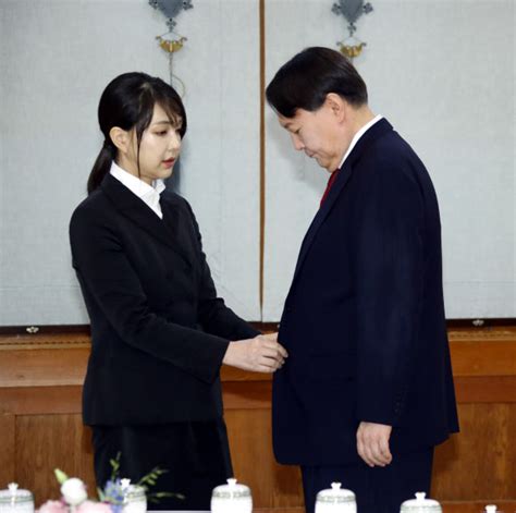윤석열 와이프 김건희 누구 인스타 속 미모에 나이 차이 눈길 재산 학력 의혹 왜 뉴스 실시간. 서울신문 "아는 아저씨에서 남편으로" 윤석열 부인 김건희 누구