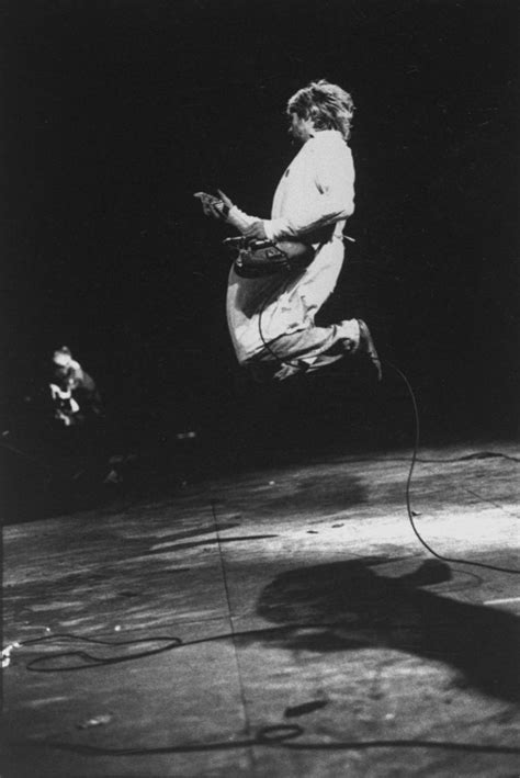 Cobain's hospital gown is estimated to be. Nirvana Reading Festival 1992 | Reading festival, Kurt ...