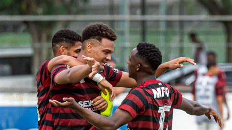 O #garotodoninho conta a sua história no flamengo. Rodrigo Muniz e Yuri César sonham em levar o entrosamento ...