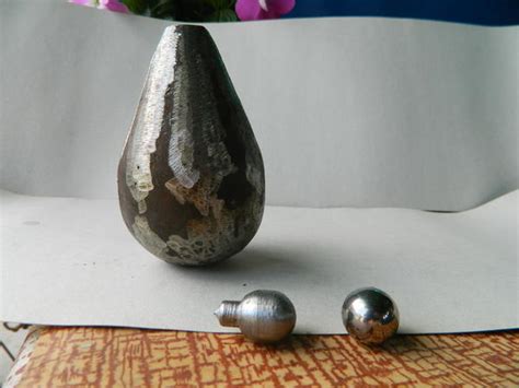 Sedangkan yang kubawa tertinggal di stasiun kereta waktu aku datang. Artikel buatan tangan diperbuat daripada besi