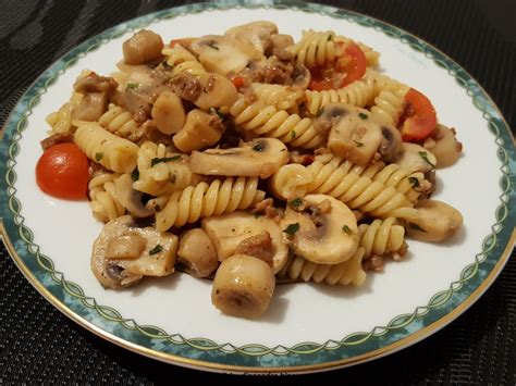 Uno scrigno di friabile pasta brisèe che racchiude un tripudio di sapore dato dalla e' una ricetta semplice che richiede solo 10 minuti di preparazione e 30 minuti di cottura. Pasta con salsiccia e funghi champignon