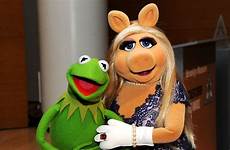 piggy miss kermit frog muppets sexy muppet popsugar awards breakup twitter responses brooklyn museum reactions show sings duet placido domingo