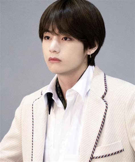 Born december 30, 1995), also known by his stage name v, is a south korean singer, songwriter, and actor. Pin de Scayva🐚🌙 en KIM TAE-HYUNG °V•김태형 en 2020 (con imágenes) | Hyung