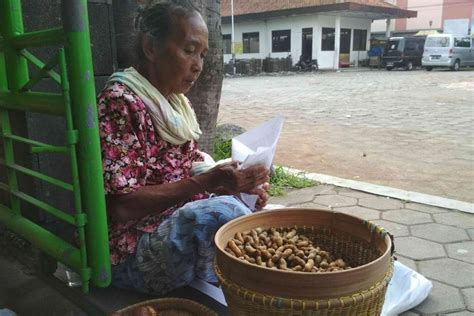 Si ibu tua tadi nggak tahu bahwa penjual yang nota bene adalah suku karo tapi fasih bahasa batak. Belajar Malu dari Mbah Par, Penjual Kacang Rebus di ...