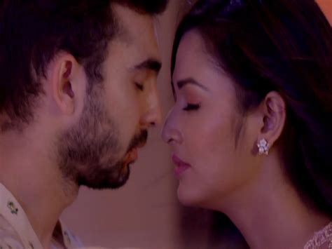 Yeh Hai Mohabbatein Written Update May 1 2018 Adi And Roshni Get Intimate With Each Other
