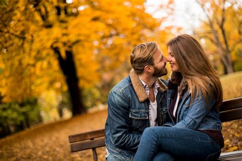 Jeune Couple Damoureux Sur Un Banc Dans Un Parc En Automne Photo Premium