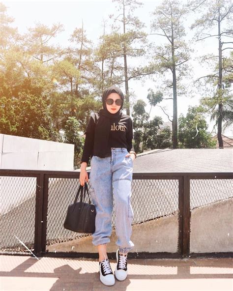 Salah satu tren yang sudah ada sejak lama dan hampir tidak pernah kehilangan panggung di hati para penikmat fashion adalah adalah motif plaid. style kondangan pake celana jeans hijab
