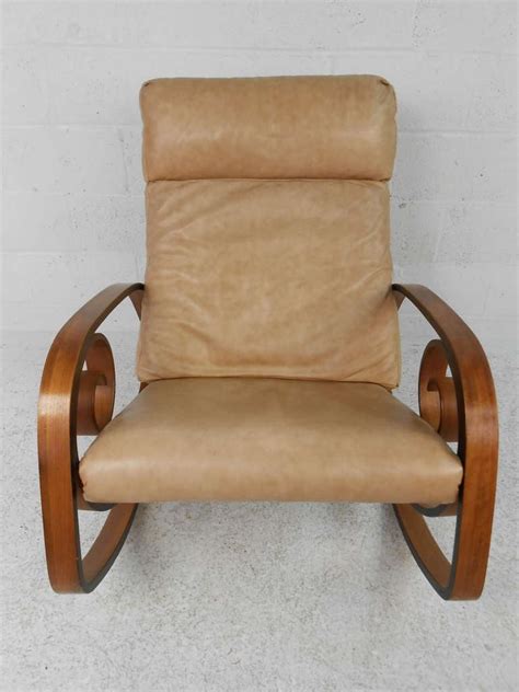 The seat and back are also connected. Mid-Century Modern Bentwood Rocking Chair For Sale at 1stdibs