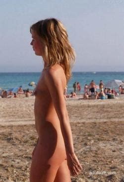 Jong Meisje Naakt Op Het Strand Sexiezpicz Web Porn