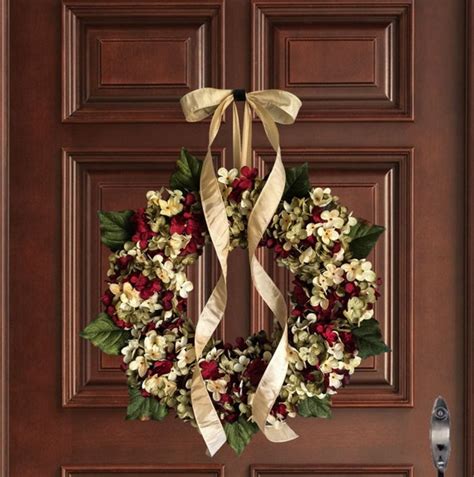 Elegant Christmas Wreaths To Put Anyone In The Christmas Mood
