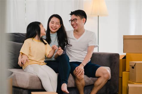 ¿en qué consiste jóvenes propietarios? Los jóvenes propietarios de viviendas asiáticos felices ...