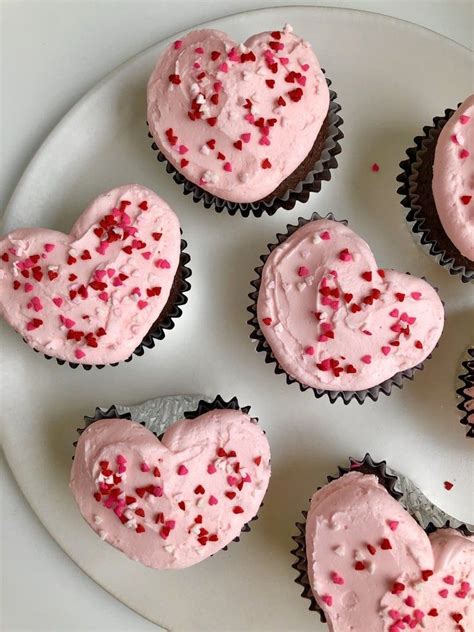 Jan 24, 2021 · in a large bowl, combine flour, sugar, baking powder, baking soda, and salt. This Trick for Making Heart-Shaped Cupcakes Without a ...