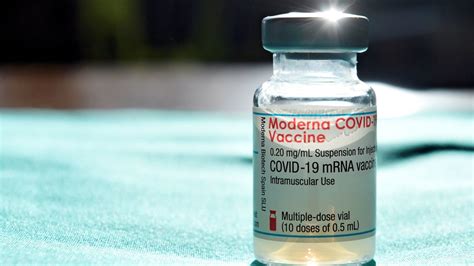 „z důvodu omezení v distribuci bude vakcína od firmy pfizer dodávána na očkovací místa schopná během pěti dnů proočkovat celé plato, tedy 1 200 dávek. Vakcína od Moderny dorazí do Česka později a bude jí méně ...