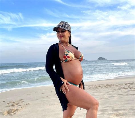 Grávida Viviane Araújo renova o bronzeado em dia de praia Mamãe de meses Diversão O Dia